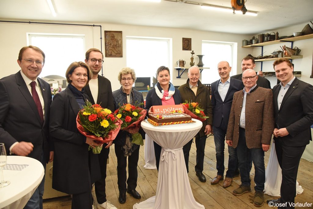 Bild mit folgenden Personen: von links Bürgermeister Matthias Stadler, Barbara Kögl, Michael Kögl jun., Adolfine Kögl, Gerlinde Bertl, Hermann Kögl, Michael Kögl sen., Landesinnungsmeister Friedrich Sillip, Landesinnungsmeister-Stellvertreter Helmuth Degeorgi (dahinter) und Bundesrat Florian Krumböck.
